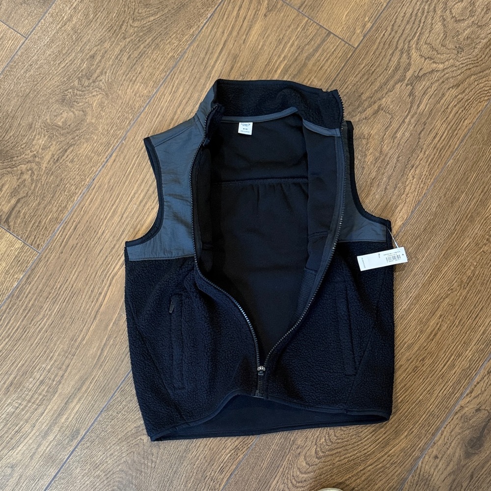 Boys Old Navy Black and Gray Kids Fleece Vest Size- Medium (8) - Picture 4 of 4